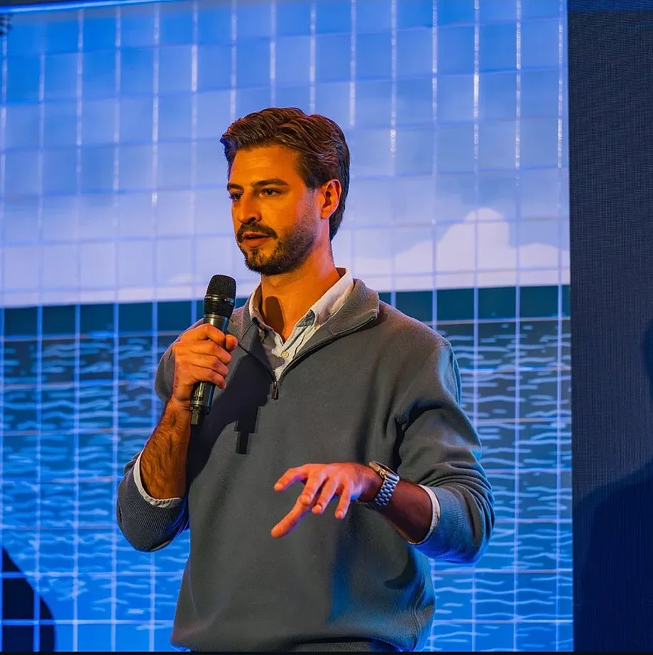 Juan Morón hablando en un evento
